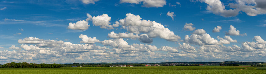 Panoramaansicht der Erdatmosphäre mit blauem Himmel und Cumulus- bzw Schönwetterwolken über dem...