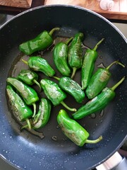 grüne Grillpaprika in der Pfanne zubereitet
