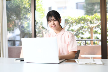 パソコン操作をする女性スタッフ