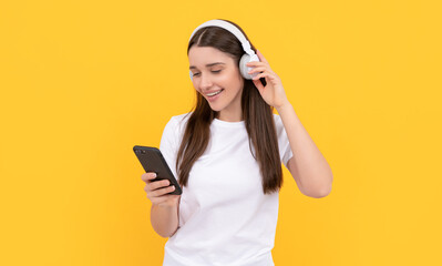 Fototapeta premium woman chat on smartphone. listening to music. influencer blogging. smiling girl in headphones