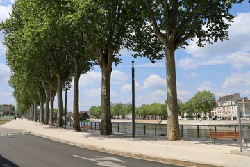 La rivière Cher dans Montluçon, ville de Montluçon, département de l'Allier, France