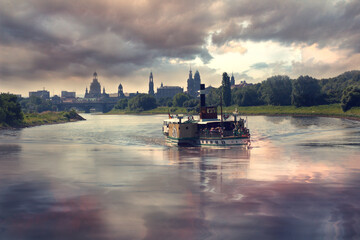 Elbdampfer vor Dresden mit Blick auf die Altstadt auf der Elbe und Spieglung des Himmels im Fluss