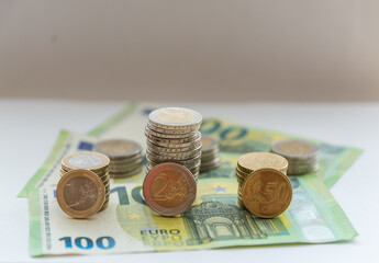 Euromünze und Papiergeld - Bargeld