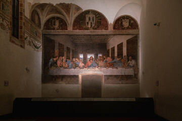 Monumental painting by Leonardo da Vinci depicting the scene of the last meal of Christ with the disciples: The Last Supper in the refectory of the monastery of Santa Maria delle Grazie - obrazy, fototapety, plakaty