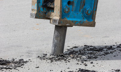 To repair the road and heating mains, special equipment with an industrial heavy hammer will dismantle the old asphalt.