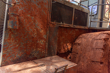 Lateral de uma máquina de construção pesada