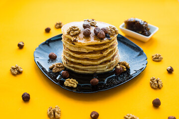 pancakes with honey and nuts 