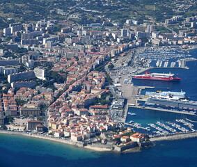 Fototapeta premium survol d'ajaccio en corse