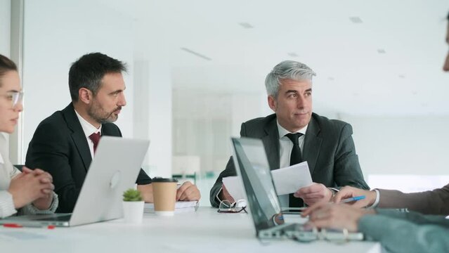 Video of successful business team doing a meeting to talk about work in a modern startup.