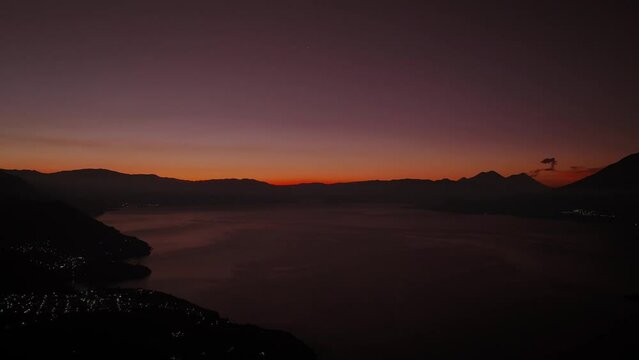 Amanecer, atardecer, lago, agua, Guatemala, monta&ntilde;as, atitlan, san Pedro la laguna, vacaciones, descanso, tranquilidad, color, naranja, nubes, paz. 