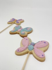 Galleta decorada flores y mariposas