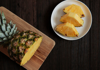 テーブルの上にある半分にカットされたパイナップル