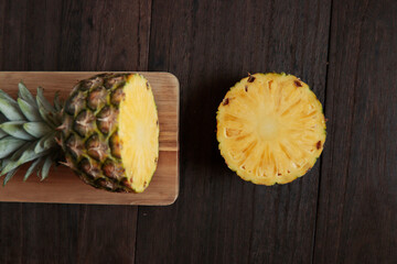テーブルの上にある半分にカットされたパイナップル