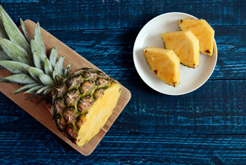 テーブルの上にある半分にカットされたパイナップル