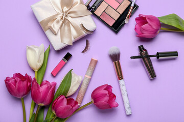Obraz na płótnie Canvas Violet tulips, gift box and decorative cosmetics on color background
