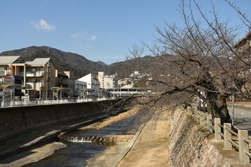 川