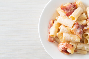spaghetti rigatoni pasta with white sauce and bacon