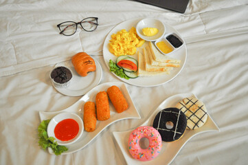 
work and enjoy breakfast in bed with a menu of eggs, donuts and other snacks
glasses