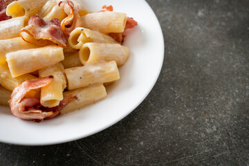 Obraz na płótnie Canvas spaghetti rigatoni pasta with white sauce and bacon