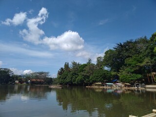 Fototapeta na wymiar Photo of the scenery around the Cangkuang tourist spot taken on a raft
