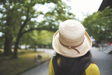 新緑と麦わら帽子の女性