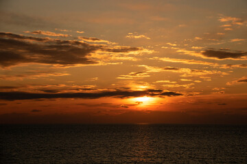 美しい静かな海の夕暮れ
