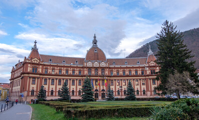 Obraz premium The Romanian townhouse in the city of Brasov with the Romanian flag