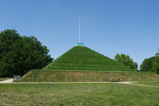 Erdpyramide im F&uuml;rst-P&uuml;ckler-Park Branitz