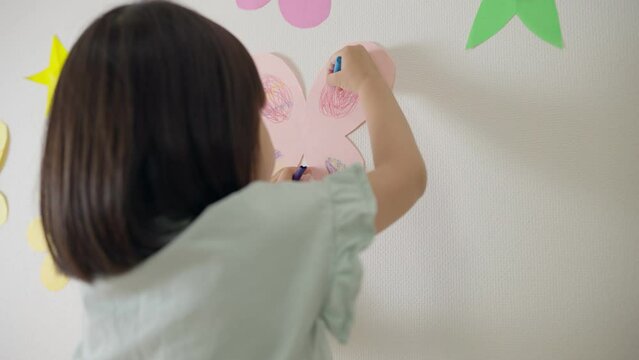 お絵描きをする4歳の子供（育児・子育て・幼稚園・保育園）