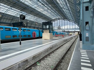 Obraz premium Blue train - railway station with clock