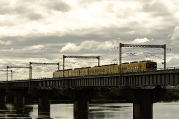 橋を渡る黄色い電車