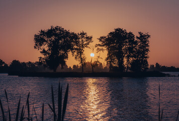 Wschód słońca na jeziorem. Piękne krajobraz przedstawiający naturę.