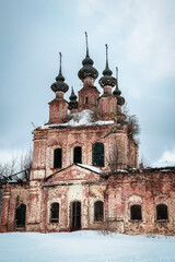 Naklejka premium destroyed Orthodox church in winter