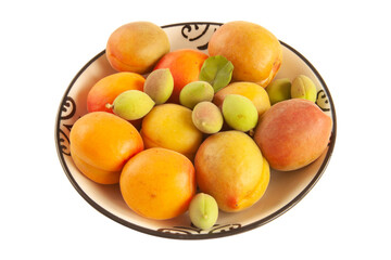 Fototapeta na wymiar green fresh apricots and ripe apricots in the plate