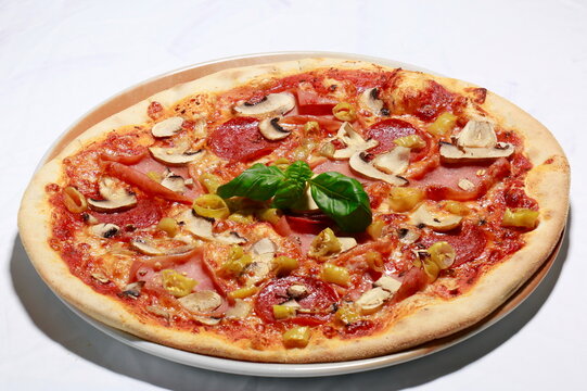 Pizza Salami Schinken, Champinions Zwiebeln