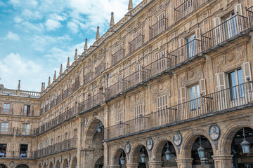 Obraz premium Balcones y arquitectura barroca en la plaza mayor de Salamanca, España