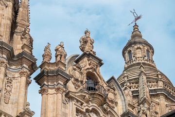Fototapeta na wymiar Espadaña y campanario con veleta de la iglesia La Clerecía, actual universidad pontificia de Salamanca, España