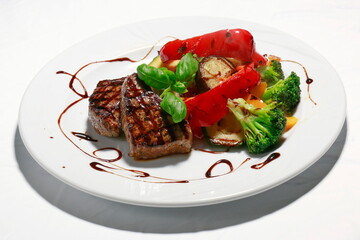 Steak mit Paprika und Brokkoli Gemüse