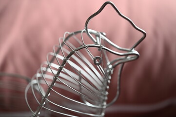 Metal hen head made of wires