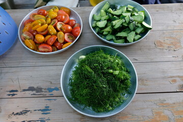 FU 2021-07-25 ObstGrill 112 Auf dem Tisch stehen Schüsseln mit Gemüse