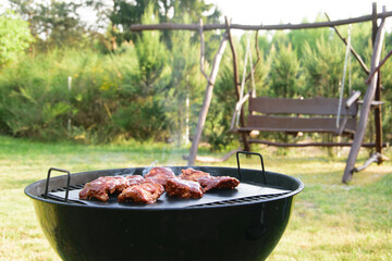 Grillowane żeberka barbecue w ogrodzie  - obrazy, fototapety, plakaty