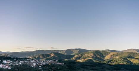 Vista panorámica de los montes en Las Hurdes (Cáceres, España) con un pueblo