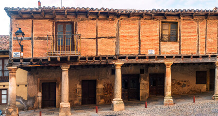 Fachada de la antigua escuela de niñas de la localidad burgalesa de Lerma