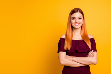 Obraz premium Photo of successful satisfied young girl crossed arms empty space blank isolated on yellow color background