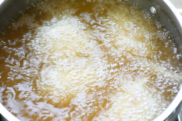 唐揚げをカラッと油で揚げる鍋