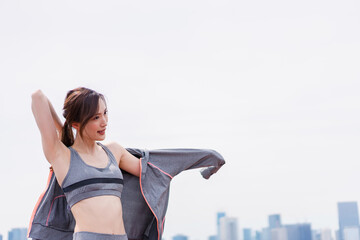 スポーツウェアに着替える若い女性 © maroke