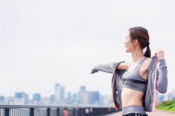 Fototapeta premium スポーツウェアに着替える若い女性