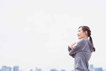 スポーツウェアに着替える若い女性 © maroke