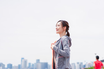 スポーツウェアに着替える若い女性 © maroke