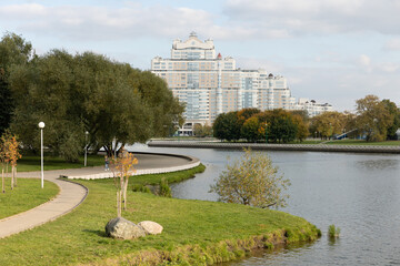 Obraz premium Cityscape on a sunny autumn day, Minsk and the embankment of the river Svisloch